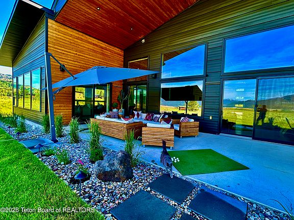 3rd image of 423 Palisades Dr