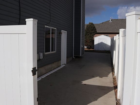 5th image of 872 W Greenoaks Dr