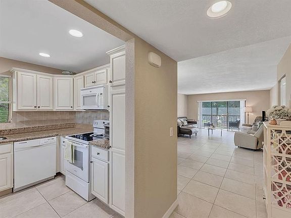 5th image of 359 Lakeview Dr APT 201