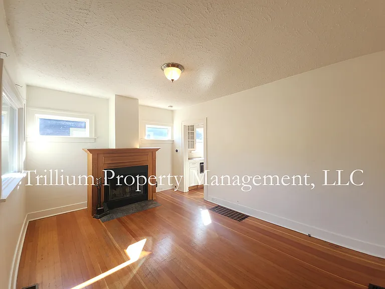 6425 N Curtis Ave — Photo 2