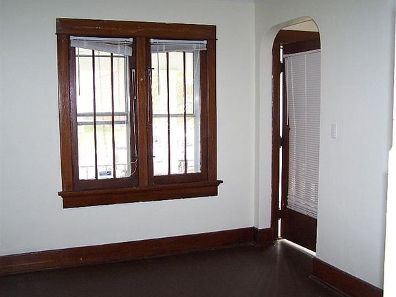 5th image of 107 E Norman Ave