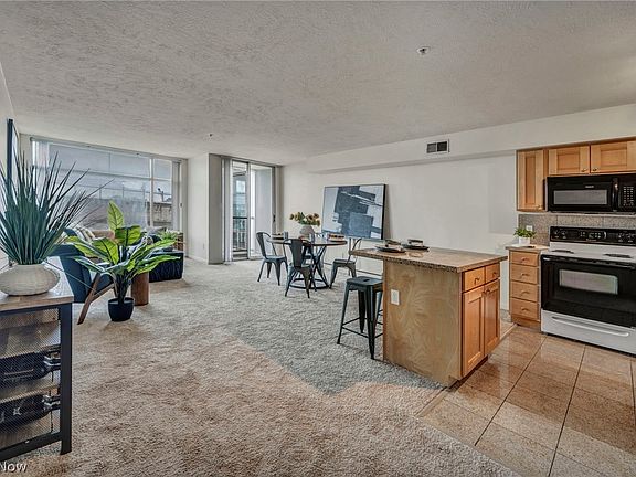 3rd image of 2222 Detroit Ave APT 603