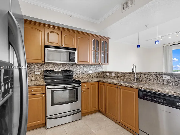 2301 SW 27th Ave #1102 — Photo 9