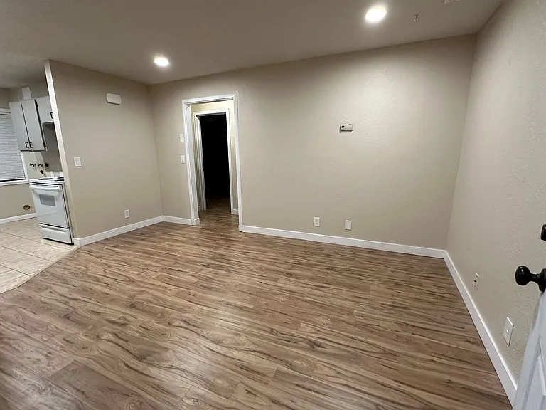 225 E Louise Ave — Photo 3