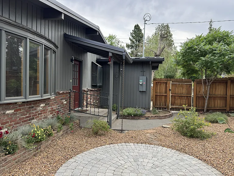 624 NE Olney Ave — Photo 3