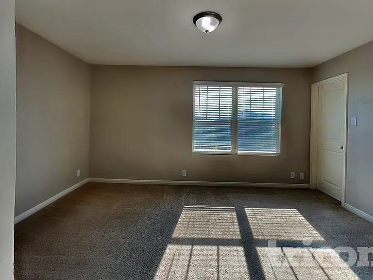 4945 Hallies Gdn — Photo 12
