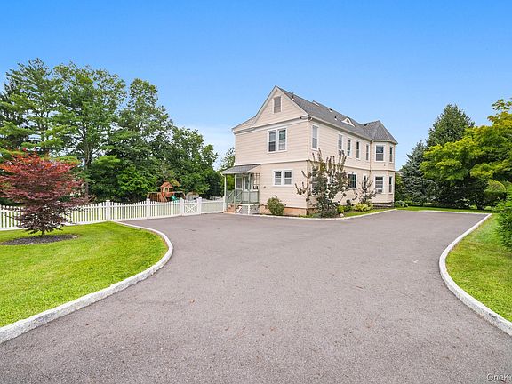 3rd image of 8 Bolton Place
