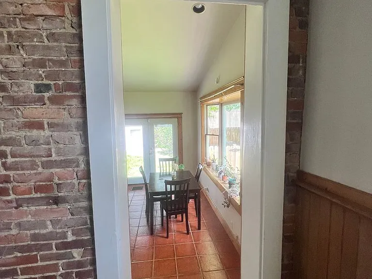 1327 E Washington St — Photo 32