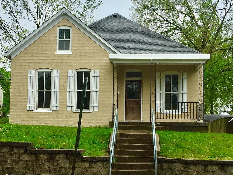 926 Locust St — Photo 1