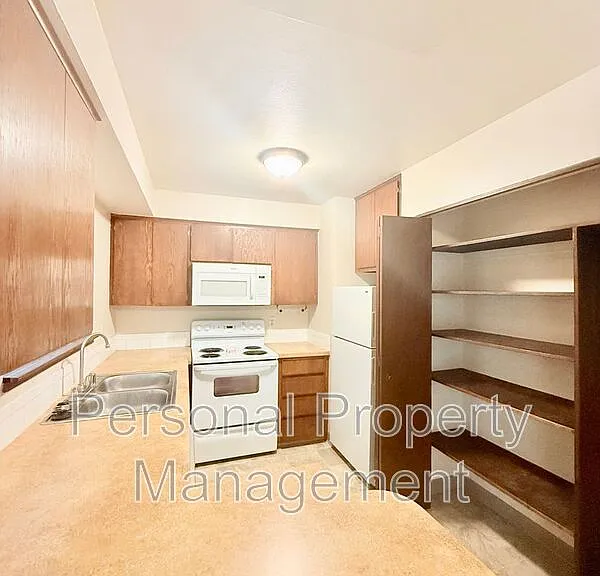 1335 Z St #D — Photo 5