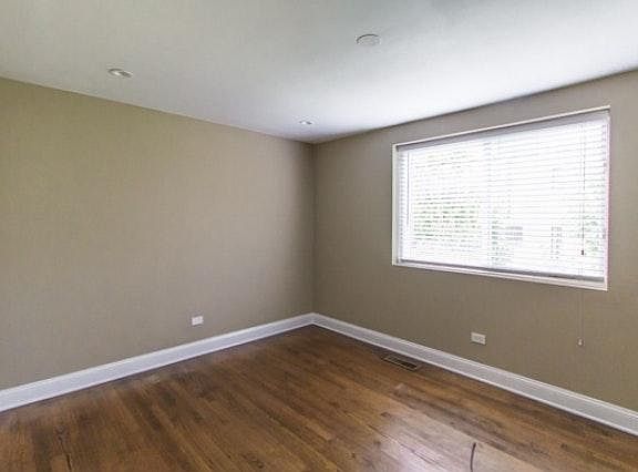 3rd image of 1702 W Belle Plaine Ave #Th