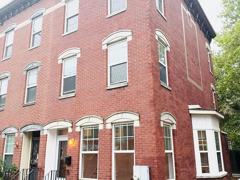1318 Bainbridge St — Photo 1
