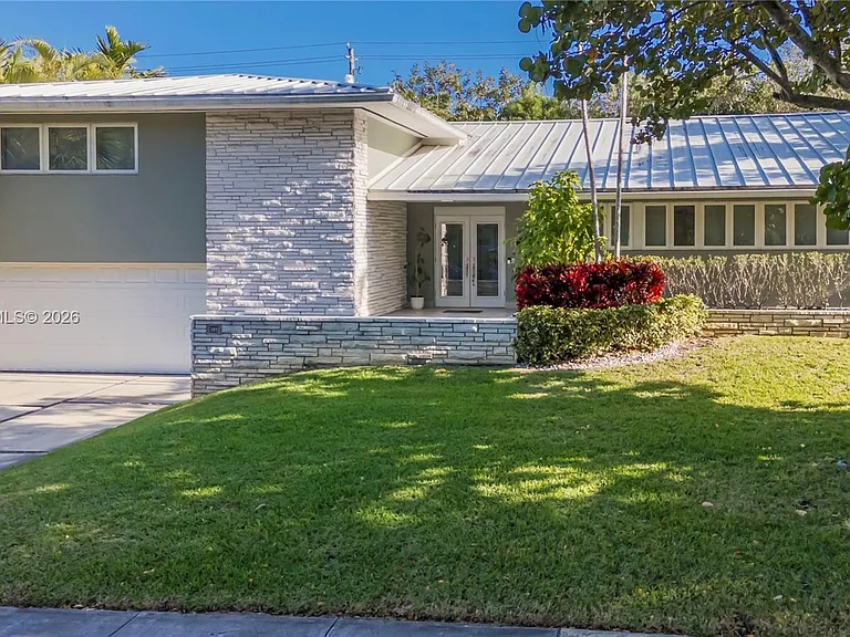 301 Shore Dr E — Photo 2