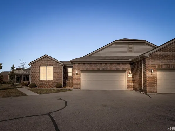 49121 Garrett Ct, Macomb, MI 48042