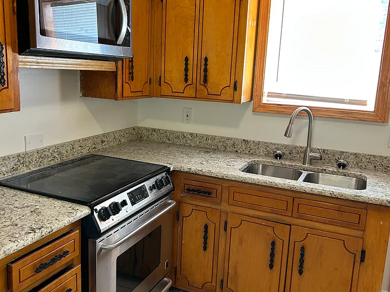 209 Carver St — Photo 5