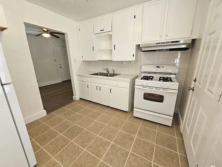 905 SW 28th St — Photo 4
