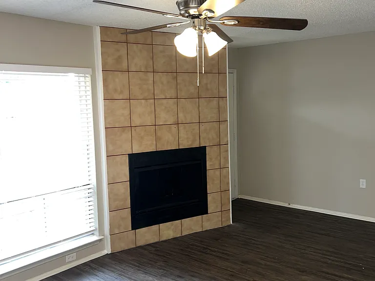 2911 Lakebriar St — Photo 2