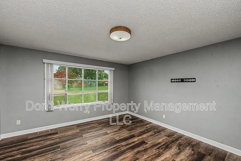 3 bed, 2.0 bath, 2328 sqft, $2,500 — Photo 4