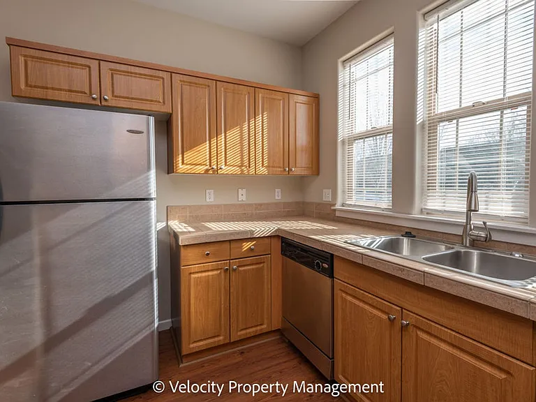 1530 NW Hickory Pl — Photo 3