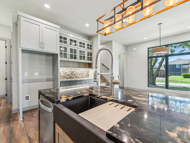 421 W Fort Worth St — Photo 15