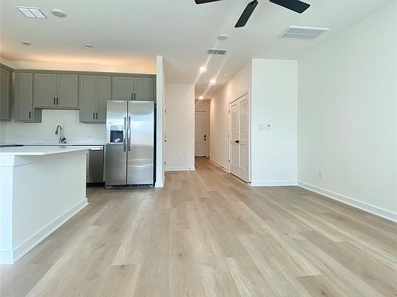 4th image of 700 Horseshoe Dr #101