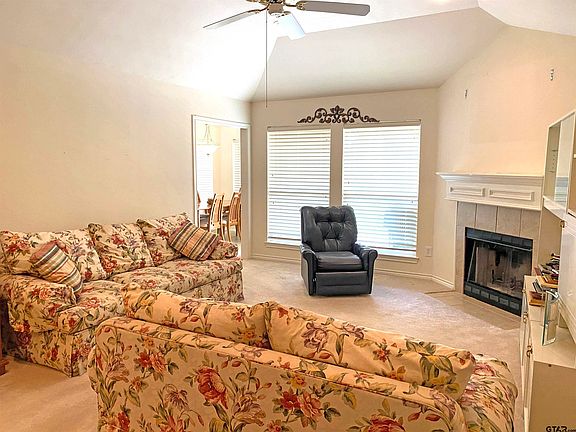 4th image of 412 Amanda Ct