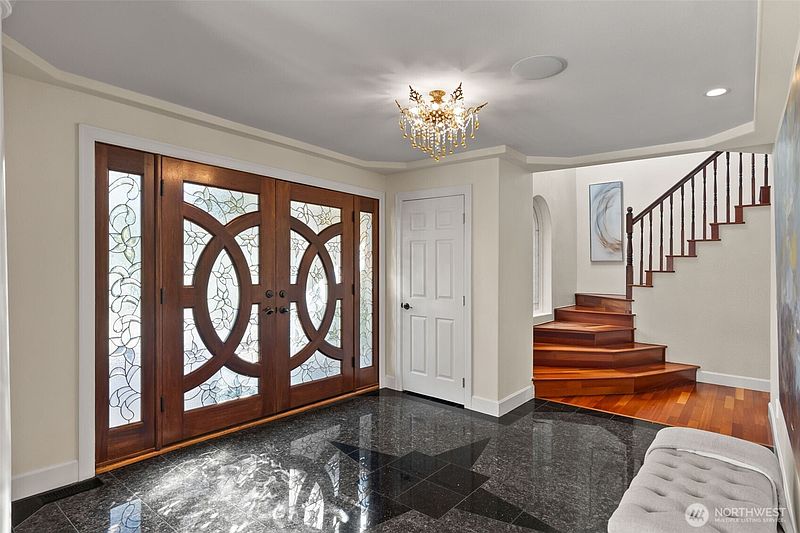 5th image of 3725 Hollywood Drive NE