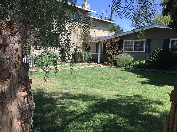 Grassy Front Yard with Shade Trees Idea for Kids to Safely P
