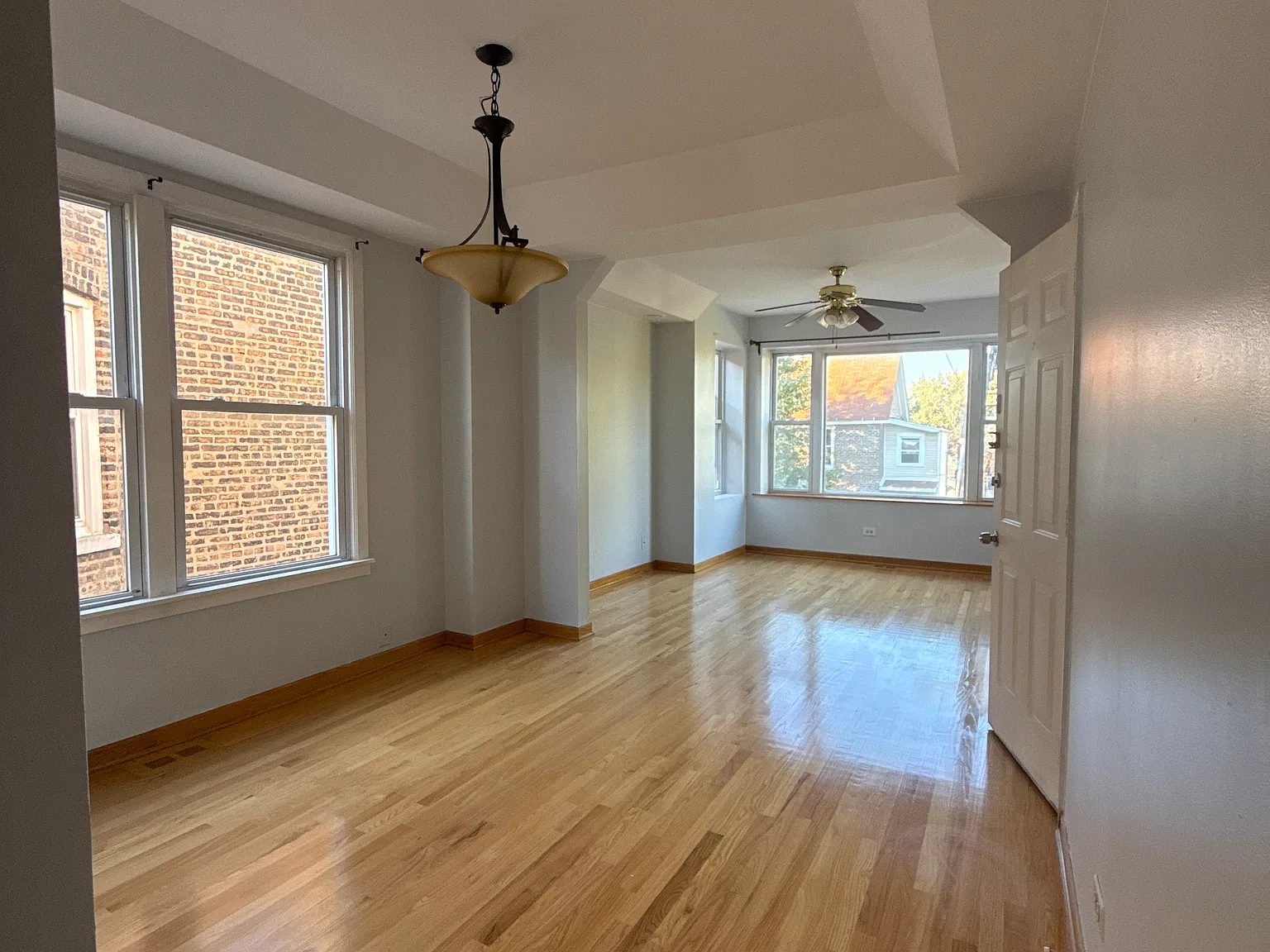 3 bed, 900 sqft, $1,700 — Photo 2
