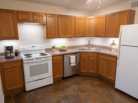 2nd image of 114 Scofield Ave #101