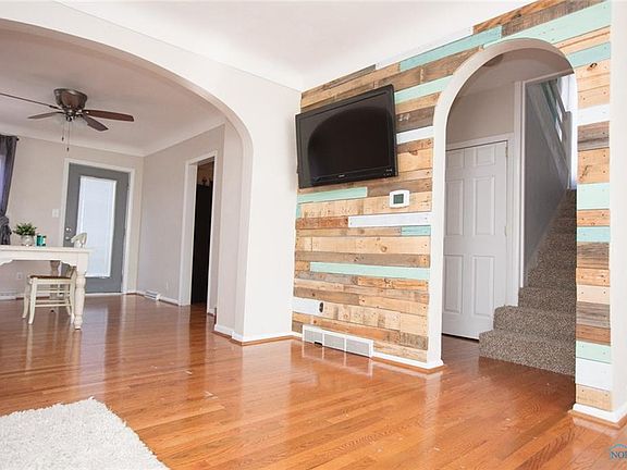 5th image of 533 Wood St