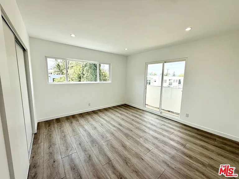 1000 Havenhurst Dr #7 — Photo 11