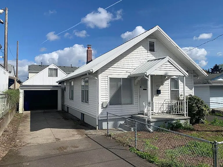 8303 SE Alder St — Photo 1