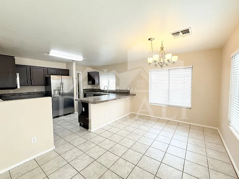 805 S Esmeralda — Photo 6