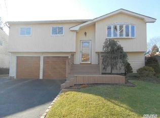 9 Bertlee Dr, Huntington Station, NY 11746