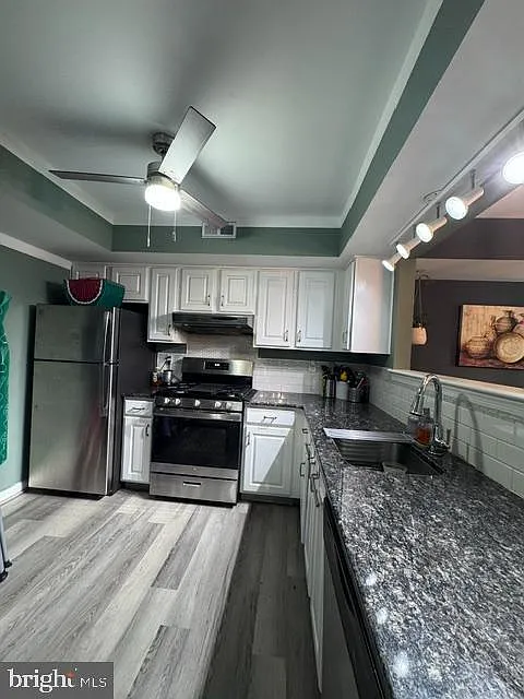 3 bed, 3.0 bath, 1596 sqft, $2,695 — Photo 2