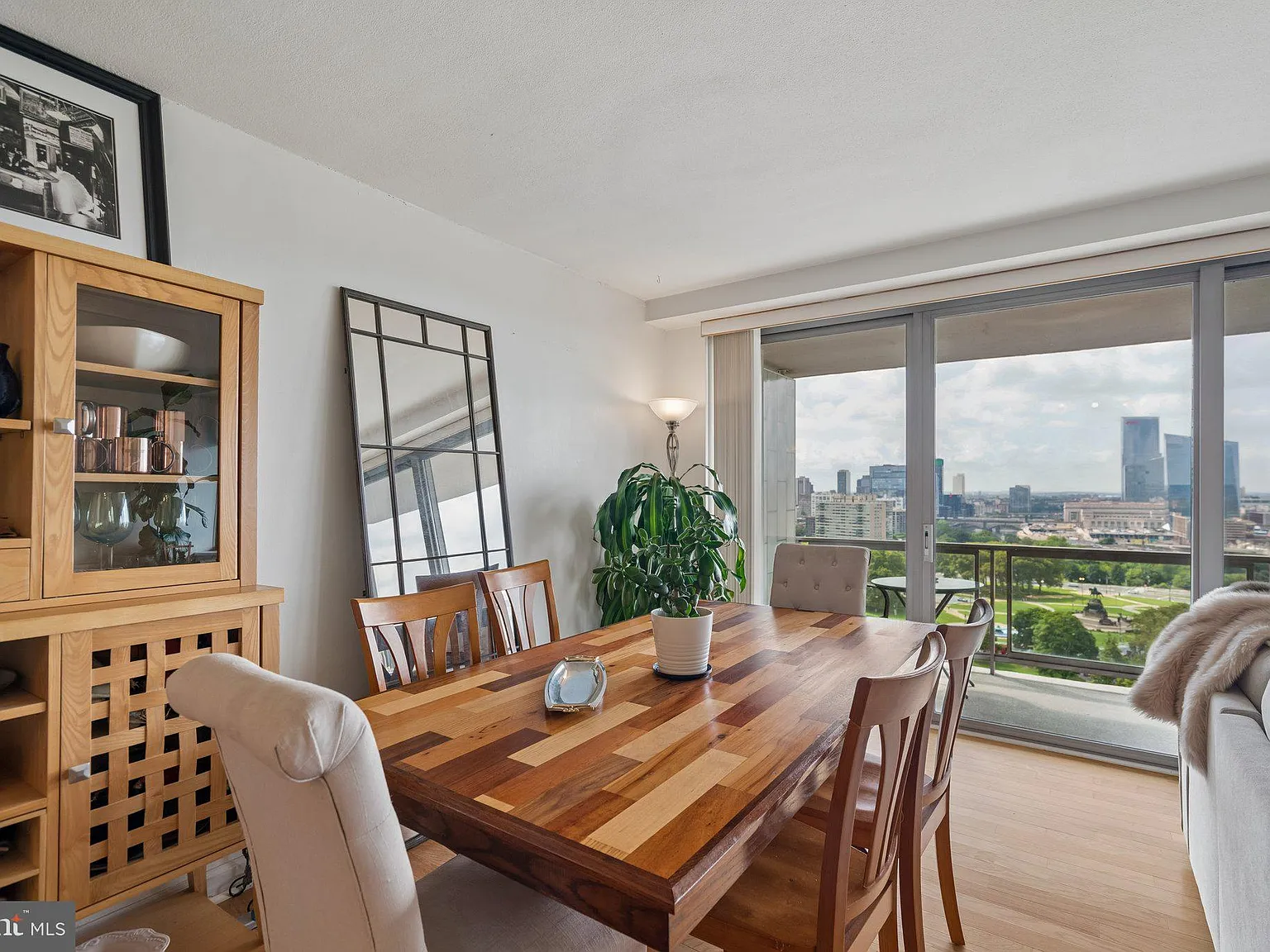 Studio, 656 sqft, $1,900 — Photo 4