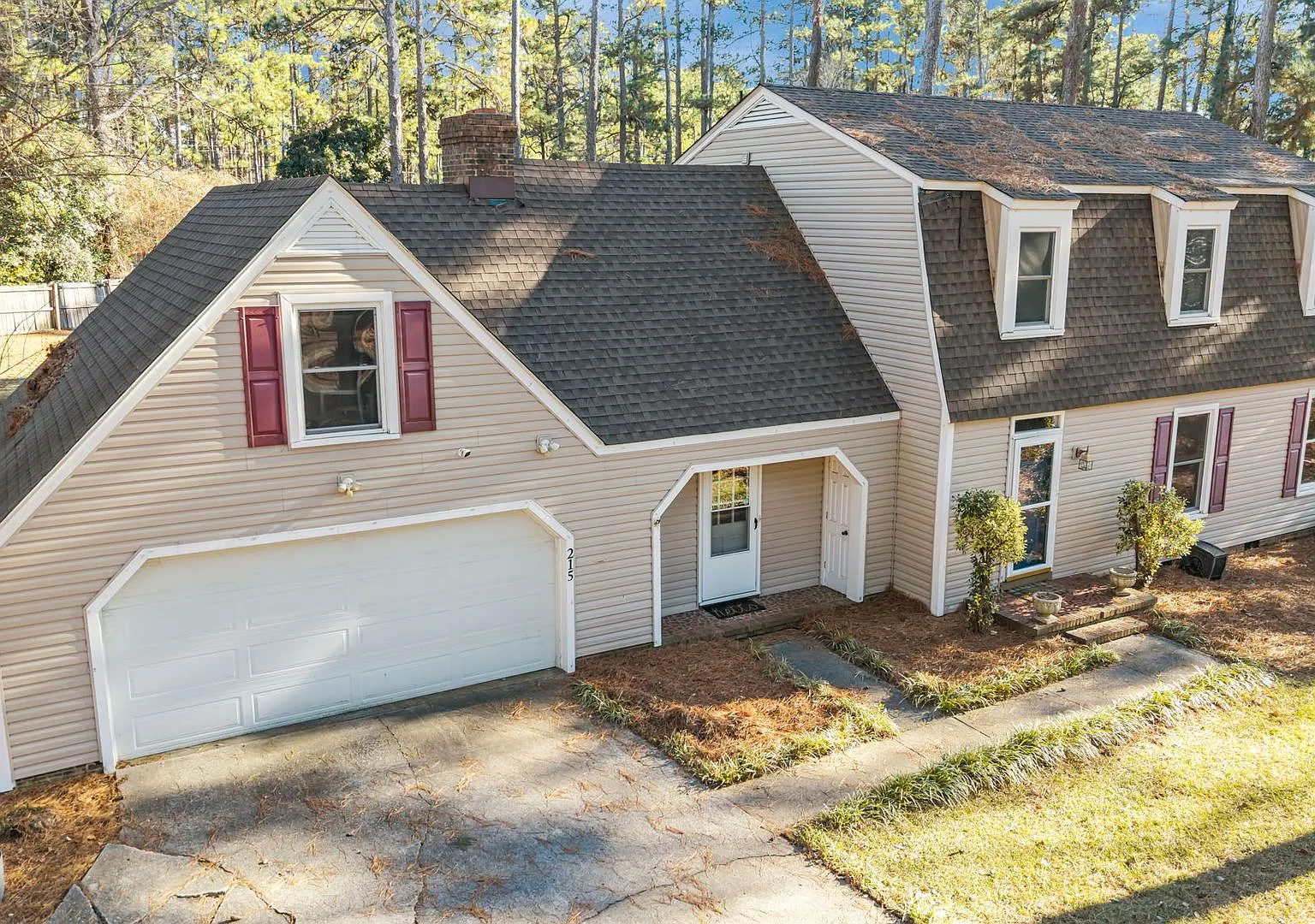 Beautiful home in the desirable Sandhurst South neighborhood — Photo 1