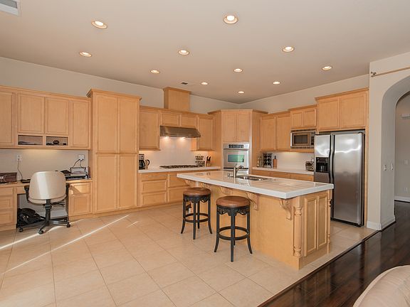 Large Kitchen w Maple Cabs