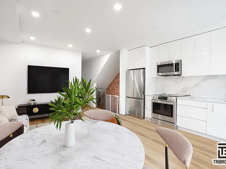 439 Jefferson Ave #1B — Photo 2