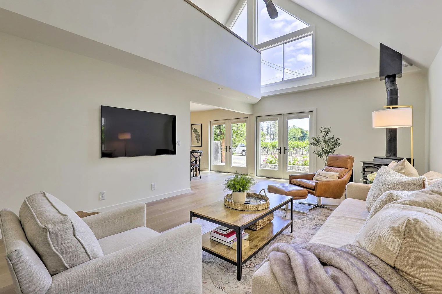 3 bed, 2.0 bath, 1496 sqft, $8,178 — Photo 2