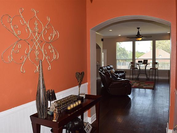 3rd image of 833 Greenwood Cir