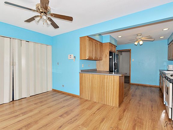 5th image of 9 E Washington St