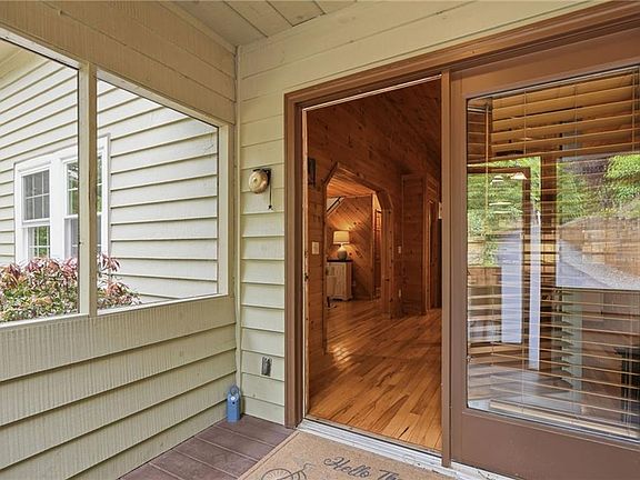 3rd image of 946 Laurel Cir