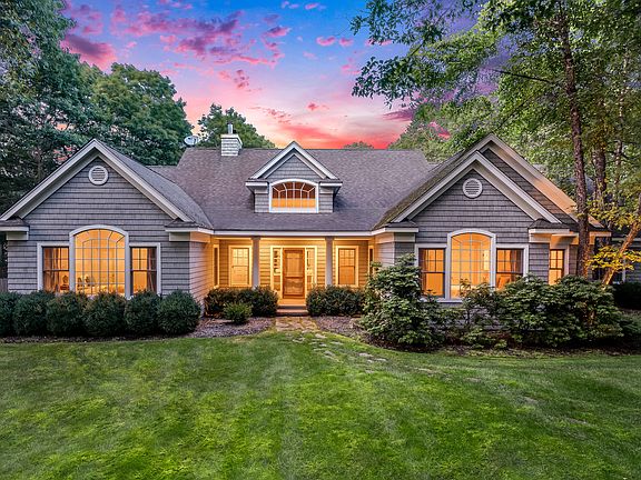 2nd image of 2 Bay Colony Ct
