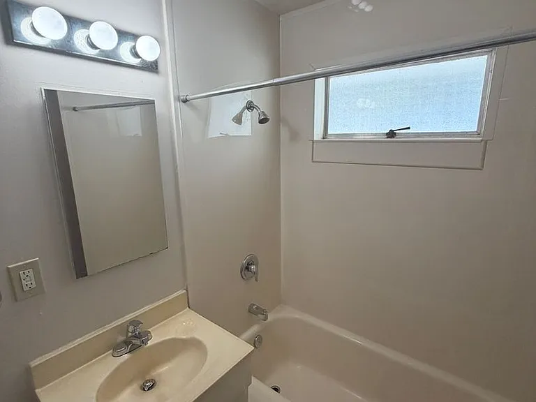 852 Nickerson — Photo 12