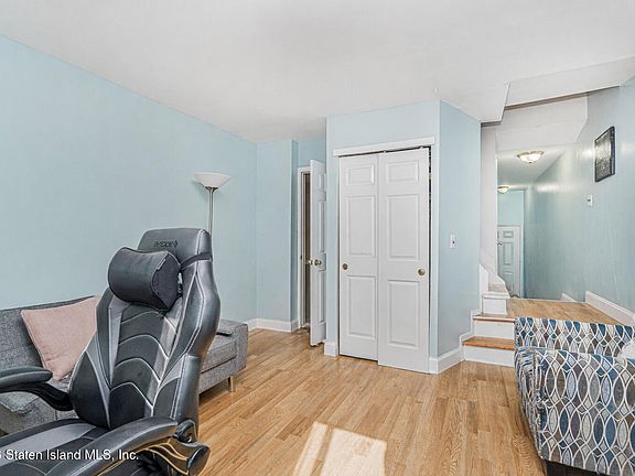 5th image of 227 Rosedale Ave