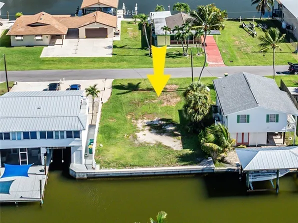 574 S Coconut Ave, Goodland, FL 34140