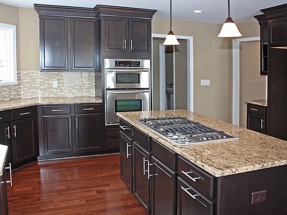 All photos are of model homes in the listed floor plan. Costs may vary depending on upgrades.