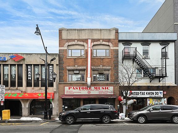 3rd image of 507 32nd St
